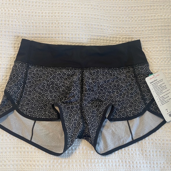 lululemon Speed Short Size 4 in Freckle Flower Black White NWT - Picture 4 of 6